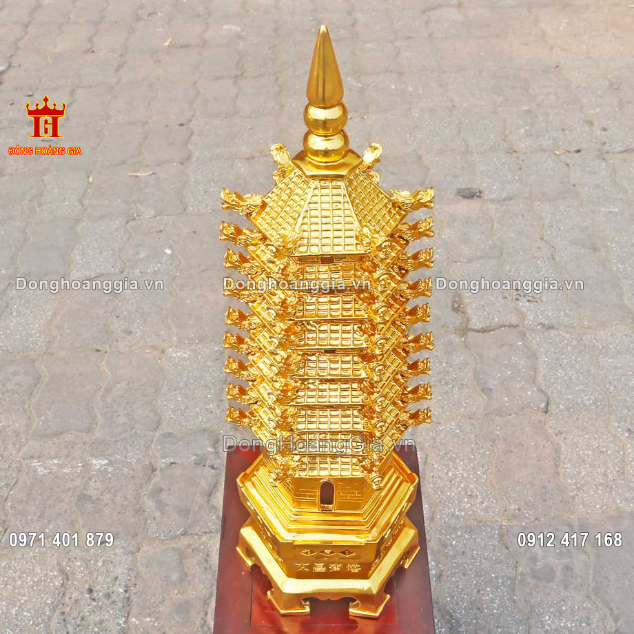 Bề mặt tháp văn xương được dát vàng 24K mang lại sự sang trọng và đẳng cấp nhất